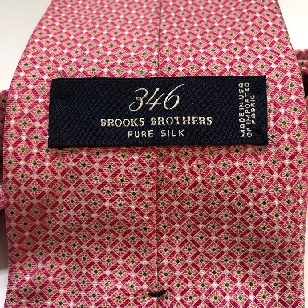 Brooks Brothers 346 Pink Geometric Silk Tie
